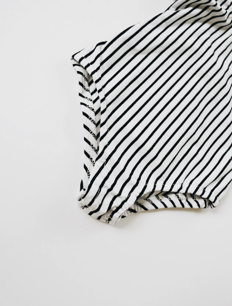 Flutter Sleeve Leo // Black & White Stripe