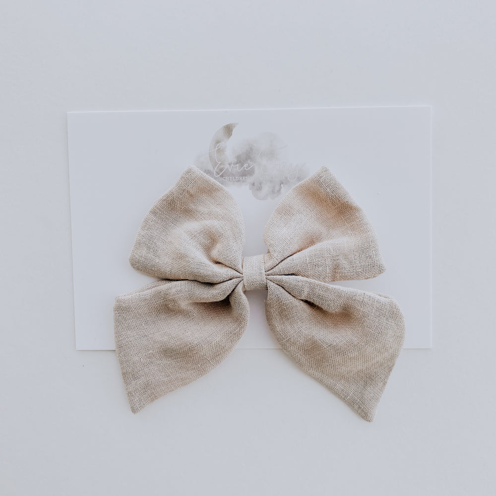 
                
                    Load image into Gallery viewer, Linen Bow Clip // Tan
                
            
